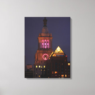 Con Edison Uhrturm beleuchtet in Pink bei Twilight Leinwanddruck