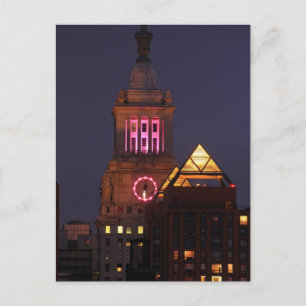 Con Edison Uhrturm beleuchtet in Pink bei Twilight Postkarte