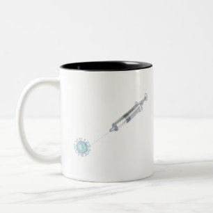 Concept-Abbildung mit Viren und Spritze Zweifarbige Tasse