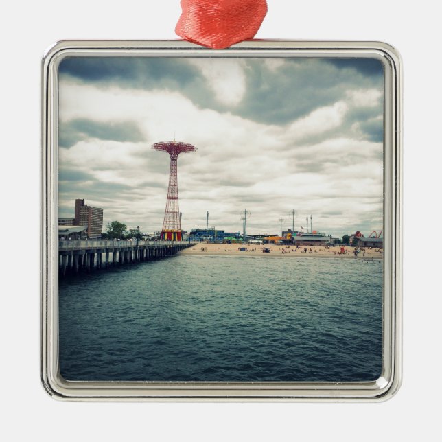 Coney Island Beach Panorama Silbernes Ornament (Vorne)