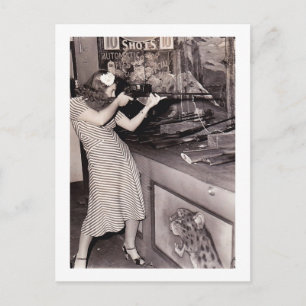 Coney Island, NY Woman in Shooting Gallery Vintag Postkarte