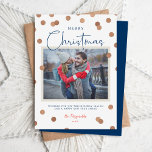 Confetti Dots Frohe Weihnachts-Foto Feiertagskarte<br><div class="desc">Moderne, individuell bedruckte Weihnachtskarten mit einer einfachen DIY-Vorlage zum Anpassen. Dieses schicke minimalistische Design hat ein konfetti Dot Overlay mit Imitaten Kupferfolie-Look. Fügen Sie Ihr Foto, persönliche Begrüßung, Namen und das Jahr. Verwenden Sie die Entwurfswerkzeuge, um die Schriftart und Farben zu bearbeiten. Die Rückseite hat Platz, um mehr Fotos und...</div>