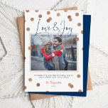 Confetti Dots Liebe und Joy Foto Feiertagskarte<br><div class="desc">Moderne, individuell bedruckte Weihnachtskarten mit einer einfachen DIY-Vorlage zum Anpassen. Dieses schicke minimalistische Design hat ein konfetti Dot Overlay mit Imitaten Kupferfolie-Look. Fügen Sie Ihr Foto, persönliche Begrüßung, Namen und das Jahr. Verwenden Sie die Entwurfswerkzeuge, um die Schriftart und Farben zu bearbeiten. Die Rückseite hat Platz, um mehr Fotos und...</div>