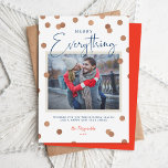 Confetti Dots Merry Everything Foto Feiertagskarte<br><div class="desc">Moderne, maßgeschneiderte Urlaubskarten mit einfacher DIY-Vorlage für die Anpassung. Dieses schicke minimalistische Design hat ein konfetti Dot Overlay mit Imitaten Kupferfolie-Look. Fügen Sie Ihr Foto, persönliche Begrüßung, Namen und das Jahr. Verwenden Sie die Entwurfswerkzeuge, um die Schriftart und Farben zu bearbeiten. Die Rückseite hat Platz, um mehr Fotos und Text...</div>
