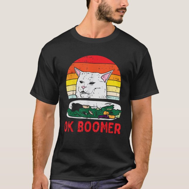 Confused Cat Dinner Table Ok Boomer Funny Meme Lov T-Shirt (Vorderseite)