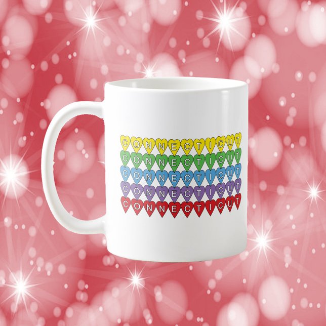 Connecticut Rainbow Herzmuster Kaffeetasse (A mug that says Connecticut with yellow, green, blue, purple and red hearts)