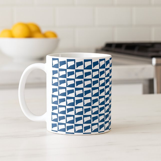 Connecticut State Silhouette Pattern in Blue White Kaffeetasse (A mug with a blue and white pattern featuring the US state of Connecticut.)