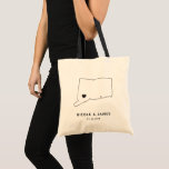 Connecticut Wedding Welcome Bag Tasche, Black Map Tragetasche<br><div class="desc">Begrüßungsgeschenktasche mit Kartengrafik. Ihre Gäste werden in ihrem Hotel einchecken und diese Tasche mit den Leckereien,  die sie erwarten,  finden. Sie können das Herz mit der Funktion "Weiter anpassen" an den Ort Ihres großen Tages positionieren.</div>