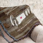 Connecticut Zuhause Staat Personalisierte Holzauss Decke<br><div class="desc">Zeigen Sie Zuhause-Staatsstolz mit diesem niedlichen rustikalen Imitat Holzplankendecke mit "Zuhause" in weißer Kalligraphie Schrift, die mit einer Silhouette des Staat von Connecticut, stehend für den Buchstaben "O", schreibt. Eine rosa Herzillustrierung in der Staat-Karte vervollständigt das Design; Sie können die Herzposition in Ihrer Zuhause-Stadt ändern, indem Sie das Design-Tool öffnen...</div>