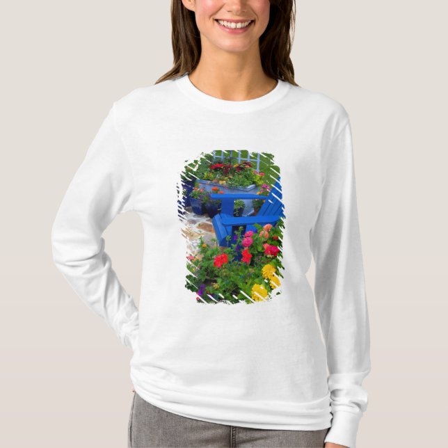 Container Garden Design mit blauem Stuhl in unsere T-Shirt (Vorderseite)