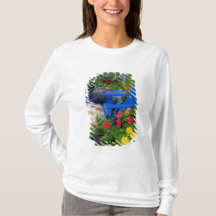 Container-Gartendesign mit blauem Stuhl in unserem T-Shirt