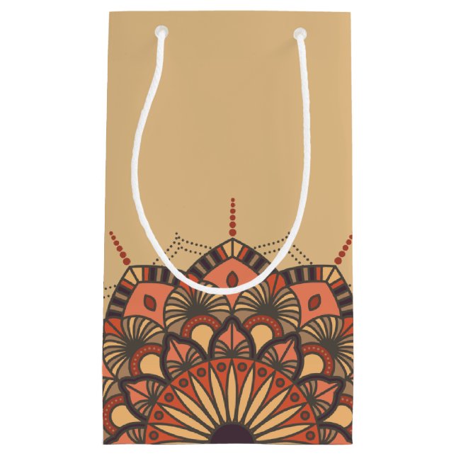 Contemporary Brown Peach Mandala Kleine Geschenktüte (Vorderseite)