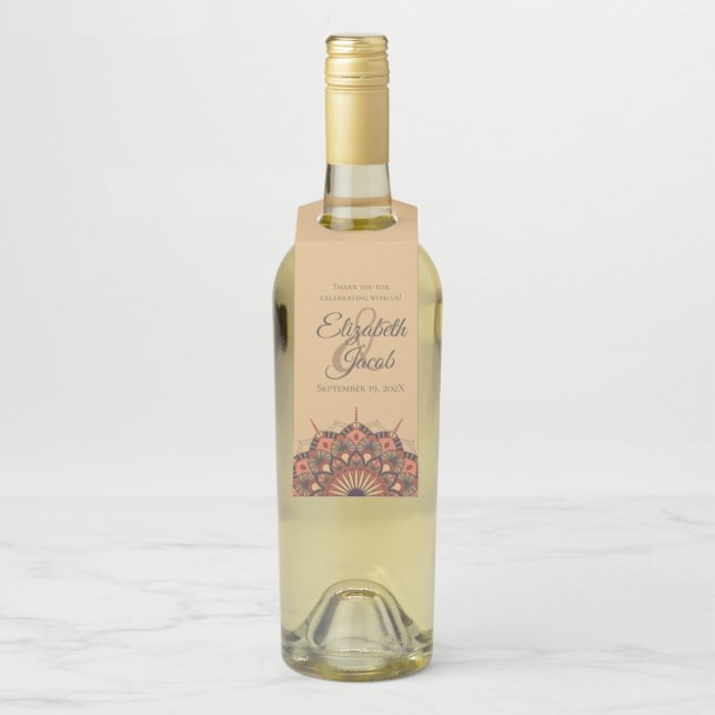 Contemporary Brown Peach Mandala Wedding Flaschenanhänger (Auf Flasche)