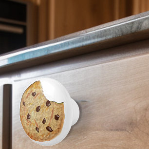 Cookie mit einem Biss, der ausgenommen wird Keramikknauf
