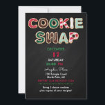 Cookie Swap Weihnachtskekse Red Green Chalkboard Einladung<br><div class="desc">Cookie Swap in Cookies ausgeschrieben. Hintergrund der Tafel</div>