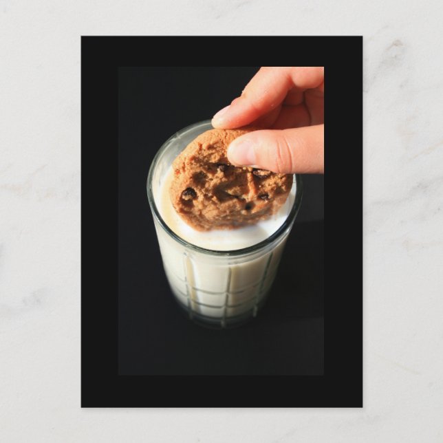 Cookie und ein Glas Milch Postkarte (Vorderseite)