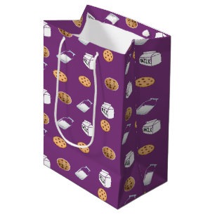 Cookies und Milch auf lila Mittlere Geschenktüte