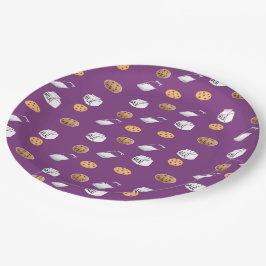 Cookies und Milch auf lila Pappteller