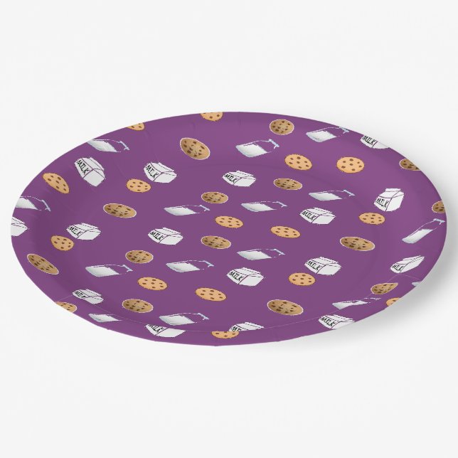 Cookies und Milch auf lila Pappteller (Schrägansicht)