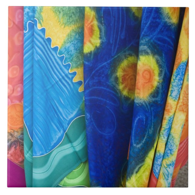 Cookinseln, Rarotonga. Batik-Tuch Punanga Nui Fliese (Vorderseite)