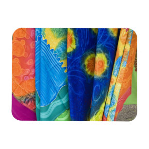 Cookinseln, Rarotonga. Batik-Tuch Punanga Nui Magnet