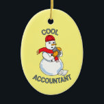 Cool Accountant Snowman Keramik Ornament<br><div class="desc">Cooler Buchhaltungstext mit einem Snowman,  der einen Rechner und ein Steuererstattungsblatt zu seinen Füßen hat,  ist ein lustiges Geschenkdesign für zertifizierte Buchhalter und Buchhalterstudenten.</div>