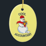 Cool Accountant Snowman Keramik Ornament<br><div class="desc">Cooler Buchhaltungstext mit einem Snowman, der einen Rechner und ein Steuererstattungsblatt zu seinen Füßen hat, ist ein lustiges Geschenkdesign für zertifizierte Buchhalter und Buchhalterstudenten.</div>