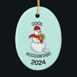 Cool Accountant Snowman Keramik Ornament<br><div class="desc">Cooler Buchhaltungstext mit einem Snowman, der einen Rechner und ein Steuererstattungsblatt zu seinen Füßen hat, ist ein lustiges Geschenkdesign für zertifizierte Buchhalter und Buchhalterstudenten. Das Datum kann geändert werden.</div>