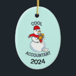 Cool Accountant Snowman Keramik Ornament<br><div class="desc">Cooler Buchhaltungstext mit einem Snowman,  der einen Rechner und ein Steuererstattungsblatt zu seinen Füßen hat,  ist ein lustiges Geschenkdesign für zertifizierte Buchhalter und Buchhalterstudenten. Das Datum kann geändert werden.</div>