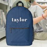 Cool Blue Modern Minimalistisch einfach, stilvoll  Bedruckter Rucksack<br><div class="desc">Die Einführung des Coolen Navy Blue Modern Minimalistisch Simple Stylish Trendy Printed Rucksacks - ein ideales Zubehör für eine Vielzahl von Anwendungen, von der Back-to-School-Versorgung bis hin zu personalisierten Lösungen für Lehrer und Erwachsene. Dieser Rucksack ist elegant und modern in einem eleganten marineblauen Schatten gestaltet, was ihn zu einer stilvollen...</div>