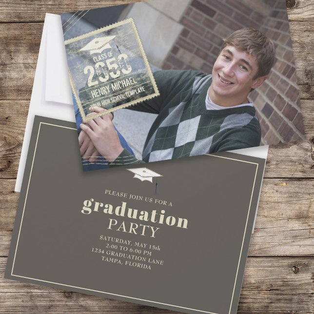 Cool Graduierungspartei Foto Typografie Custom Einladung (Graduation invitation announcement card with a full bleed photo and gold typography. )