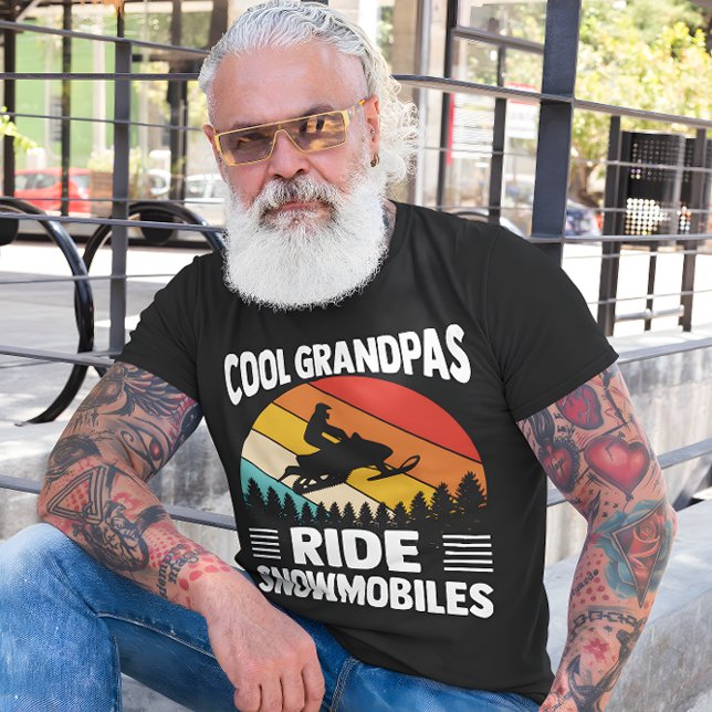 Cool Grandpas Reiten Schneemobile Vintag Sonnenunt T-Shirt (Von Creator hochgeladen)