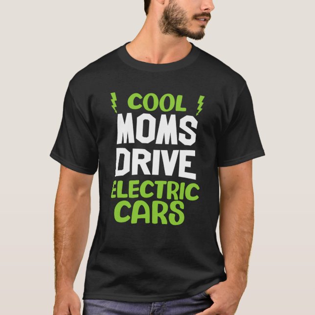 Cool moms drive electric car present EV car driver T-Shirt (Vorderseite)