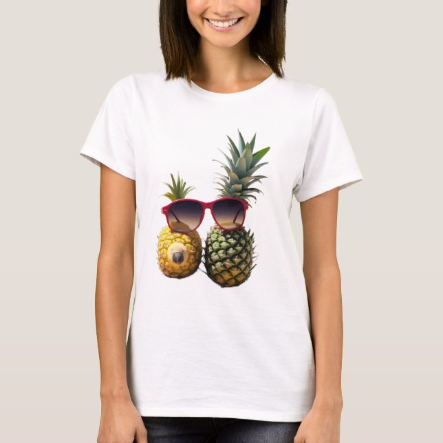 Cool Pineapples with Sunglasses – Fun Summer Vibes T-Shirt (Vorderseite)