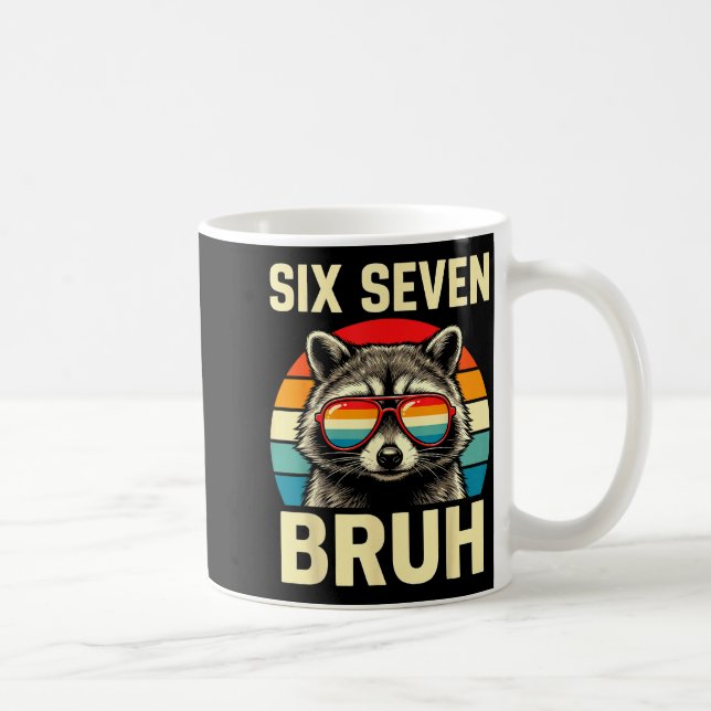 Cool Retro Six Seven Bruh Raccoon Sungles Meme 67  Kaffeetasse (Rechts)