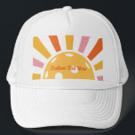 Cool Retro Sunbury Personalisiert Pickleball Truckerkappe<br><div class="desc">Super lustiger Pickleball-Hut mit einem Retro-Pickleball Sonnenburst und Ihrem eigenen Text. Fügen Sie einen Spielernamen,  einen Pickleball-Clubnamen,  lustiges Sprichwort usw. hinzu. Das ideale Geschenk/Memento für alle Pickleball-Party,  Turniere oder Pickleball-Events. Erhalten Sie passende Hüte für Ihr Team oder Ihren Pickleball-Partner.</div>