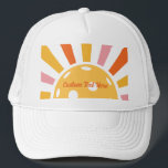 Cool Retro Sunbury Personalisiert Pickleball Truckerkappe<br><div class="desc">Super lustiger Pickleball-Hut mit einem Retro-Pickleball Sonnenburst und Ihrem eigenen Text. Fügen Sie einen Spielernamen,  einen Pickleball-Clubnamen,  lustiges Sprichwort usw. hinzu. Das ideale Geschenk/Memento für alle Pickleball-Party,  Turniere oder Pickleball-Events. Erhalten Sie passende Hüte für Ihr Team oder Ihren Pickleball-Partner.</div>