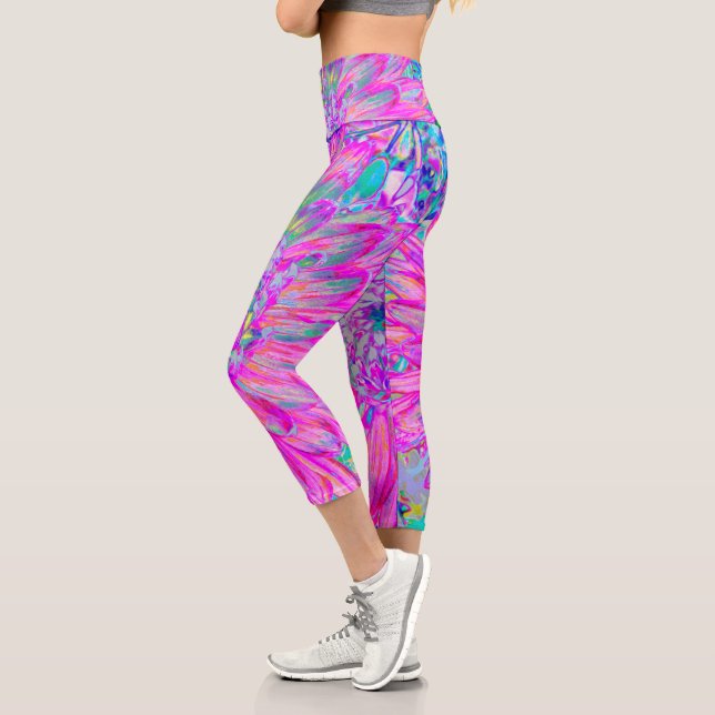 Cool rosa Blau und Lila Künstlerische Dahlia Blüte Capri Leggings (Links)