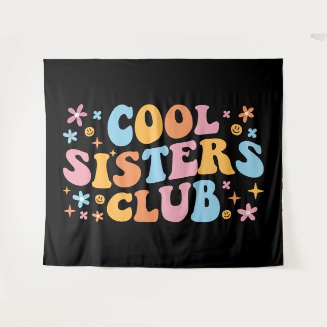 Cool Sisters Club III Wandteppich (Vorderseite (Horizontal))