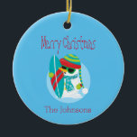 Cool Snowman Christmas Surfer Keramik Ornament<br><div class="desc">Dieses Design ist ein cooles Weihnachtsgeschmuck und zeichnet sich durch einen wunderschönen blauen Hintergrund aus. Ein Schneemann hält ein Surfbrett. Ein großartiges Geschenk für den Surfer,  personalisieren Sie Ihre noch heute! Snowman Prettygrafik Design (https://www.etsy.com/shop/Prettygrafikdesign)</div>