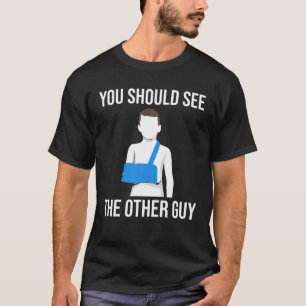 Cool sollten Sie den anderen Typ mit einem brachen T-Shirt