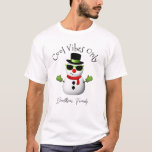 Cool Vibes Only Snowman Christmas Custom Family T-Shirt<br><div class="desc">Coole Vibes nur Schneemann Weihnachten Winter Individuelle Name Urlaub T - Shirt. Niedliche,  einzigartige Urlaubskleidung. Illustration eines coolen Schneemanns mit grüner Sonnenbrille und Handschuhen,  rotem Schal und schwarzem Top-Hut.</div>