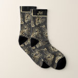 Coole Black Bees Insect Mens Monogram Socken<br><div class="desc">Diese trendigen und modernen Männersocken sind die ideale Geschenkidee für einen Geburtstag,  ein Jubiläum oder einen besondere Anlass.  Dieses lustige und originelle Design zeichnet sich durch einen schwarzen Hintergrund mit einem goldenen Bienenmuster aus. Personalisieren Sie diese mit zwei Monogramm Buchstaben Ihrer Wahl.</div>