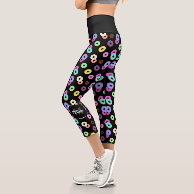 Coole, bunte Donuts schwarze Monogramm Capri Leggings (Links)