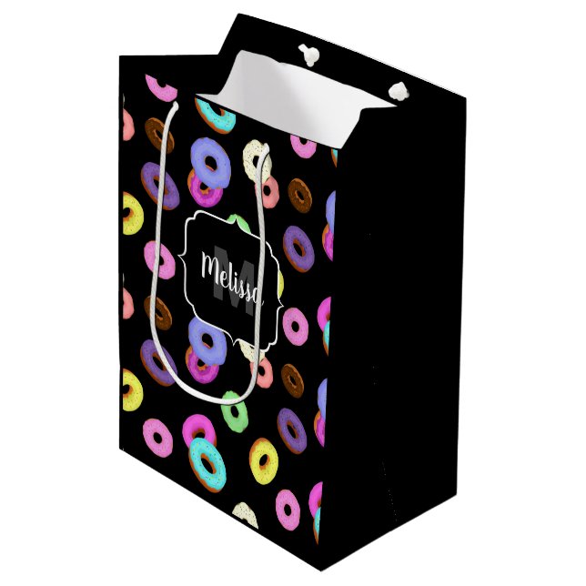 Coole, bunte Donuts schwarze Monogramm Mittlere Geschenktüte (Vorderseite Schrägansicht)