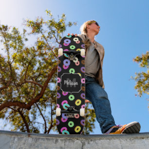 Coole, bunte Donuts schwarze Monogramm Skateboard