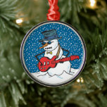 Coole Gitarrist Snowman Ornaments Ornament Aus Metall<br><div class="desc">Dieser Weihnachtsschmuck zeigt einen coolen Schneemann, der Schattierungen trägt und im Schnee Gitarre spielt. Dieses Ornament würde großartig an Ihrem Weihnachtsbaum hängen, an Ihrem Rückspiegel oder als Deckenventilator ziehen. Fügen Sie ein längeres Kabel hinzu und tragen Sie es als Anhänger. Ein tolles Geschenk oder kleine Geschenk für Gitarrist oder Musikliebhaber...</div>