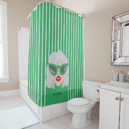 Coole, grauhaarige Frau mit einer grünen Brille na Duschvorhang