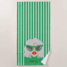 Coole, grauhaarige Frau mit einer grünen Brille na