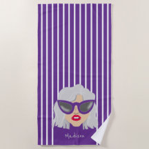 Coole grauhaarige Frau mit Lila Brille nach Maß